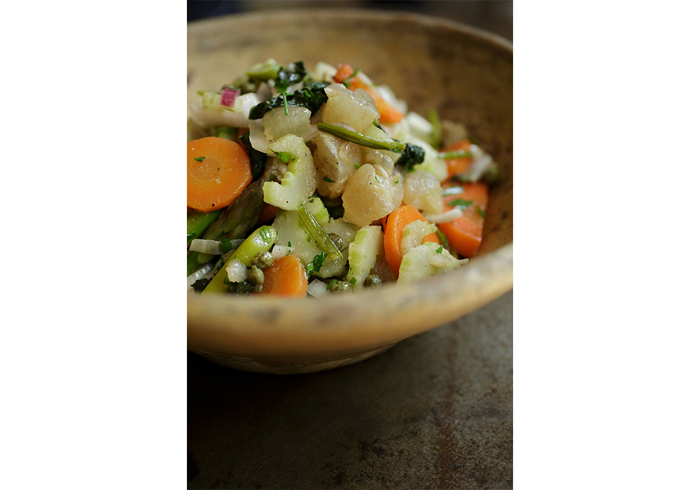 ネルベッティの人肌サラダ・・・ワインビネガーをドレッシングに。ネルベッティは牛のアキレス腱。冷たくもなく、熱くもない「ぬるい（ティエピダ）」状態で仕上げることで、コラーゲンの塊であるアキレス腱や野菜の味がドレッシングとほどよく馴染む。