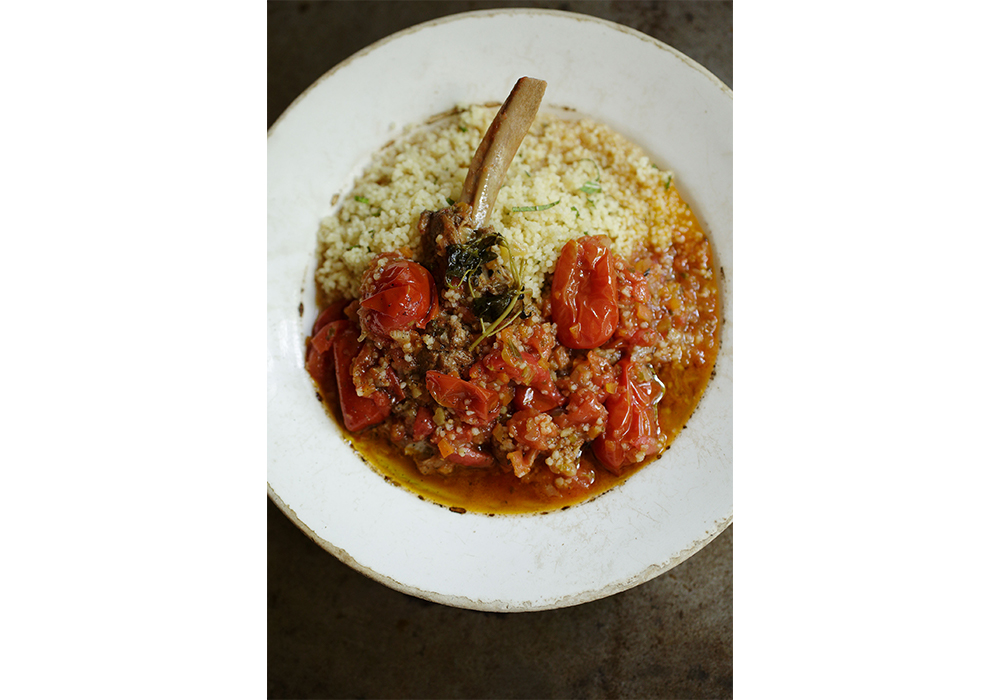 仔羊とミニトマトのクスクス・・・ビネガーは仔羊をマリネする時と煮込む時に使い、フレッシュのトマトもたっぷり加えて、さっぱりとした味わいに。クスクスがスープをたっぷり吸い込むので汁気は多めに仕上げたい。