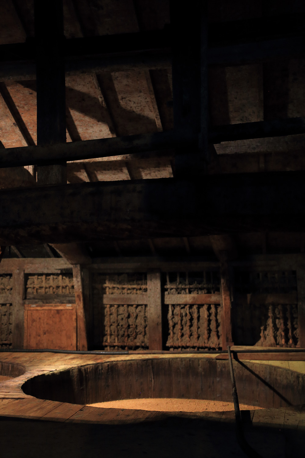 蔵は川越市の重要建築物。その年の天候や気候、また桶によっても味が変わるため、もろみをブレンドして味を調える。