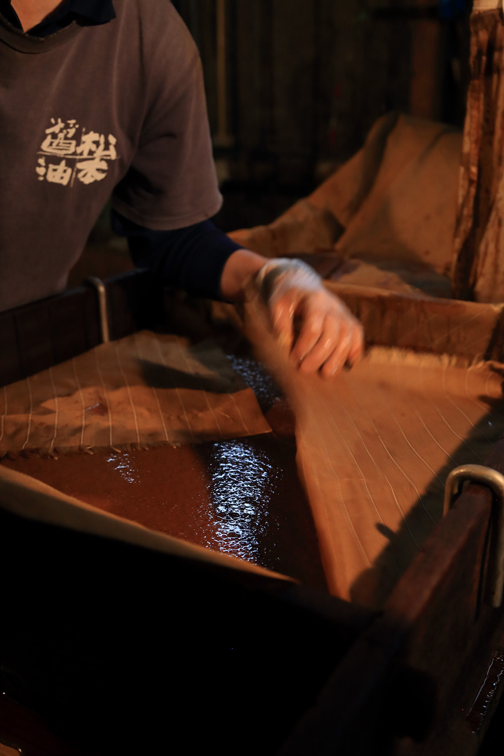 もろみを袋に入れて重ね、上から圧力をかけて絞る「舟絞り」。