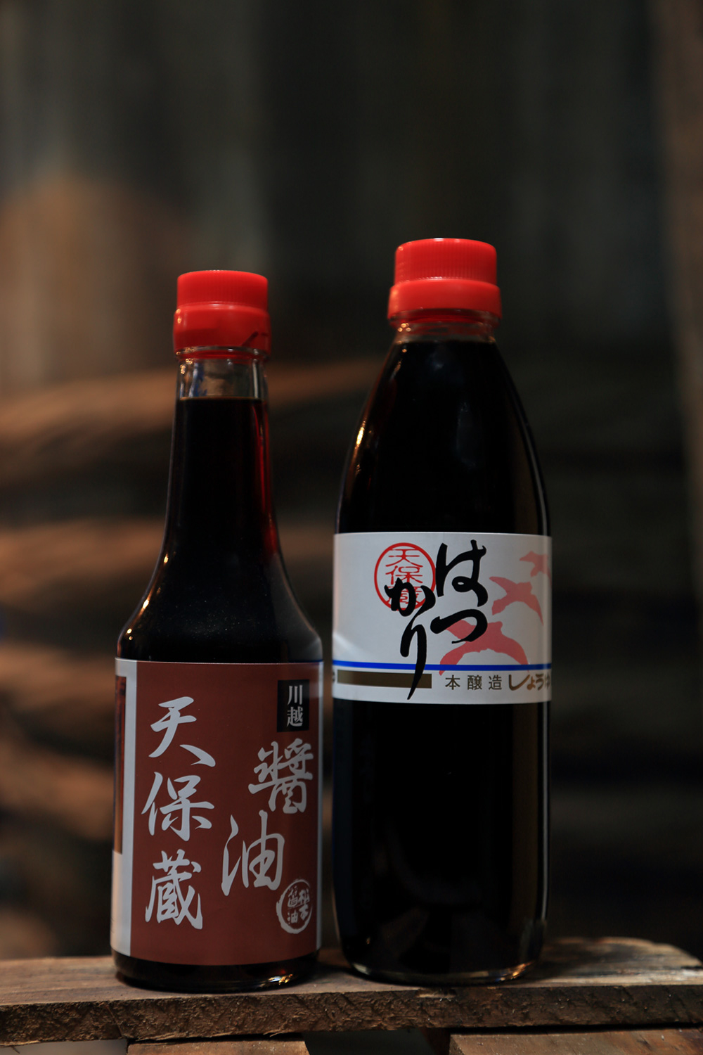 ２年熟成の再仕込み醤油「はつかり醤油」￥594/500ml（税込）と、１年熟成の濃口醤油「天保蔵醤油」￥486 /300ml（税込）は共に国産の小麦と丸大豆を使用。無添加のドレッシングや漬物も人気。