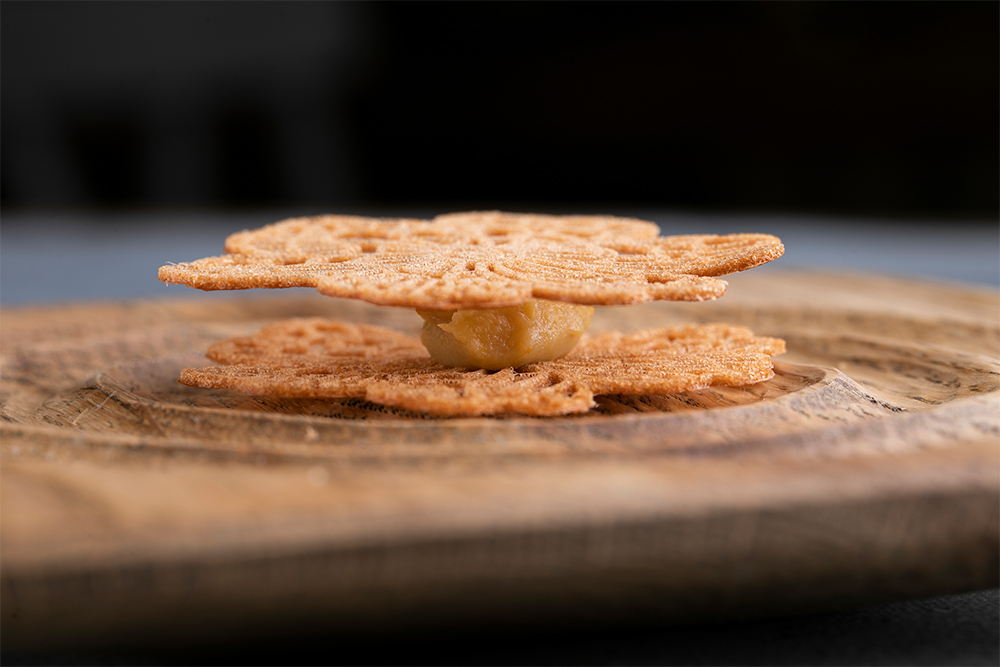 「ビョルン」では、松の実の「バニラ」アイスクリームに、ヤマブキショウマの根（西洋ゴボウ「サルシファイ」の仲間）を酸化させてつくった「バナナ」を添えたデザートが供される。