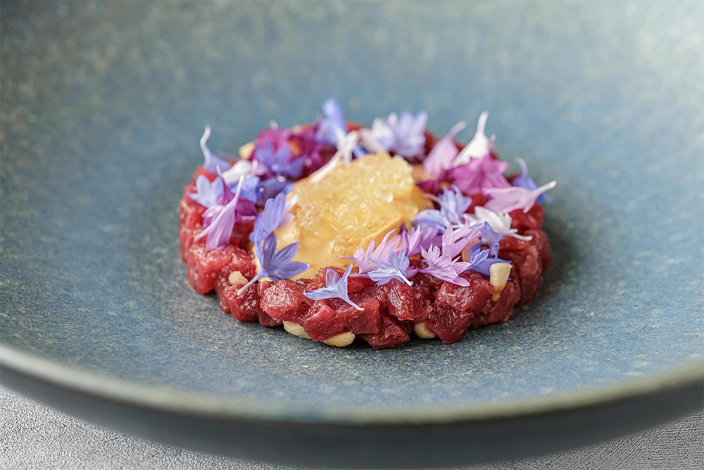 「ベルーガ」のダチョウのタルタルを仕上げるのは、獲れ過ぎたウニを使ったアイスクリーム。