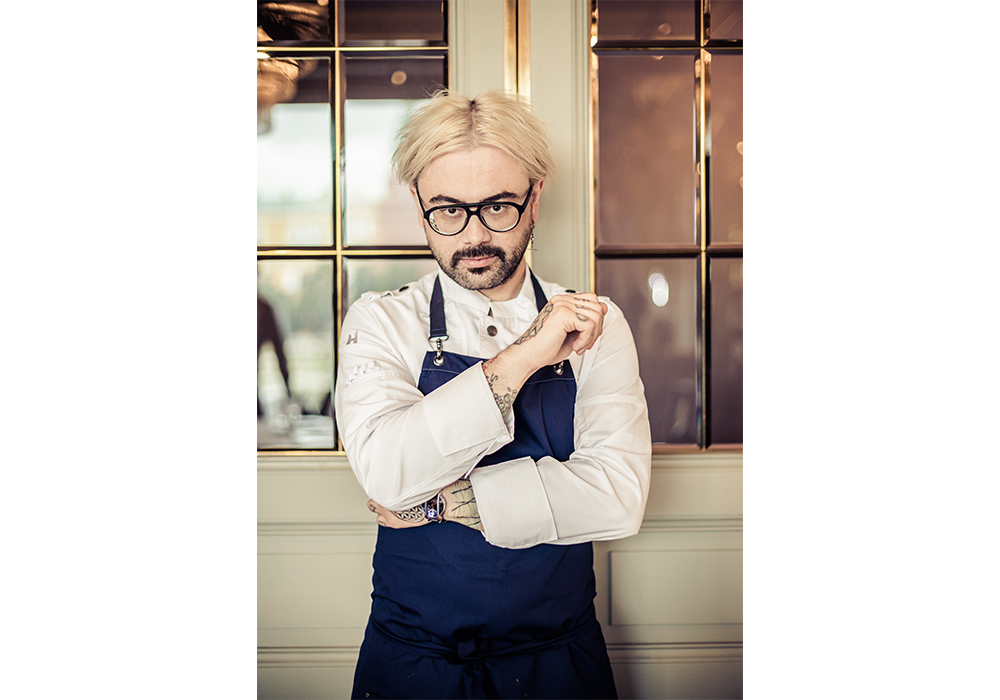 サンクトペテルブルク出身のエヴゲーニー・ヴィケンティエフは、ベルリンでレストランを経営したのちにロシアに戻り、「ベルーガ」の指揮を執るようになった。