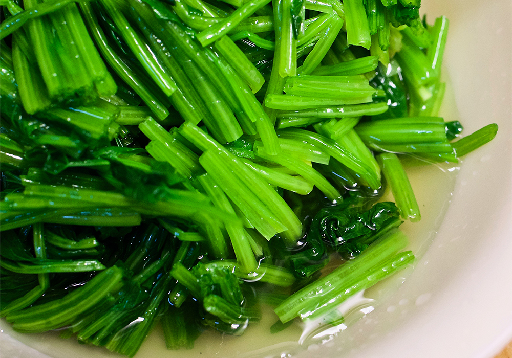 ボウルに切ったホウレン草を戻し、淡口醤油、ゴマ油を加えて手で持ち上げる ようにふわっと和える。味を見て調整する。POINT　絞らずに手で和えることでホウレン草を傷めず、シャキシャキ感も残る。