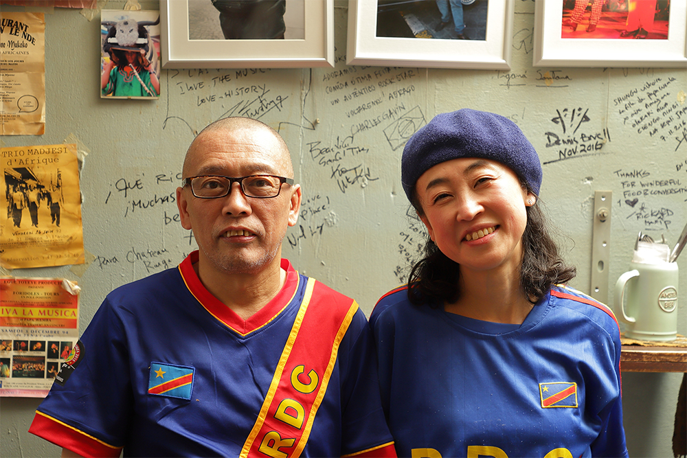 奥渋谷でアフリカやアラブ、カリブ料理を得意とする専門料理店。料理を担当する上川大助さん（左）。主にお菓子を担当する真弓さん（右）。