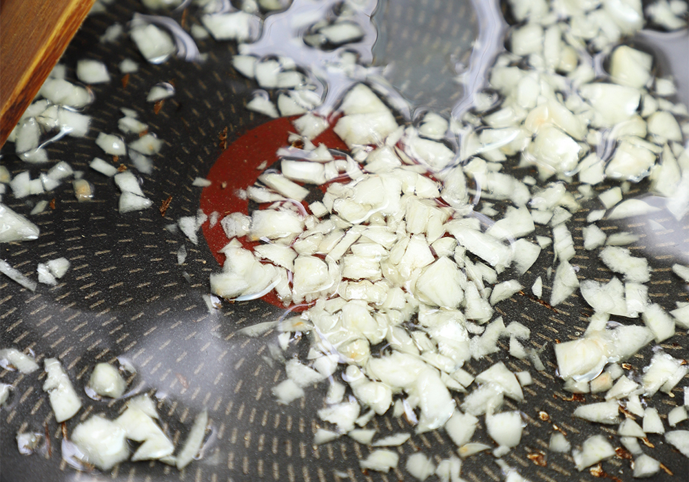 ［１］炒めタマネギで甘味を出す