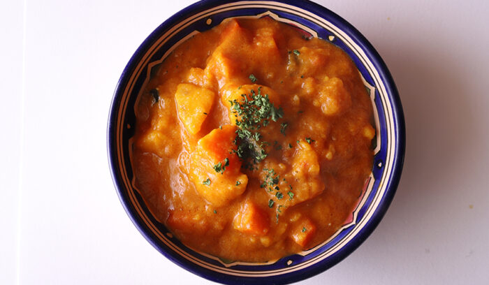 根菜とピーナッツバターで作る、西アフリカの定番シチュー「マフェ」 