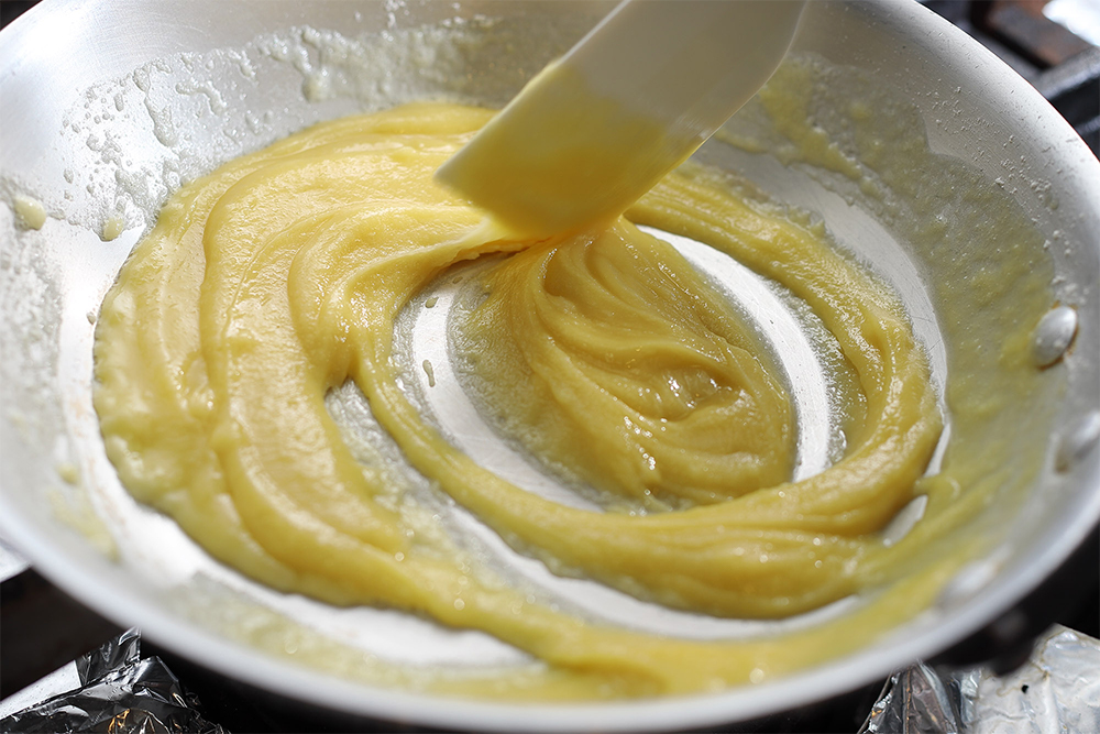 ゴムベラ等で全体がなめらかになるまで合わせる。 【３】沸かした牛乳に加える