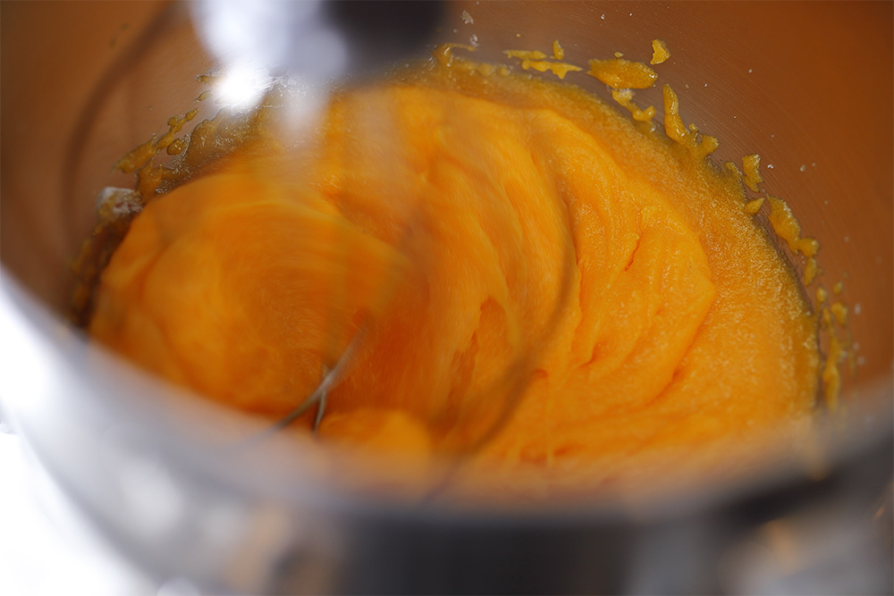 【２】卵黄にグラニュー糖とコーンスターチを加える