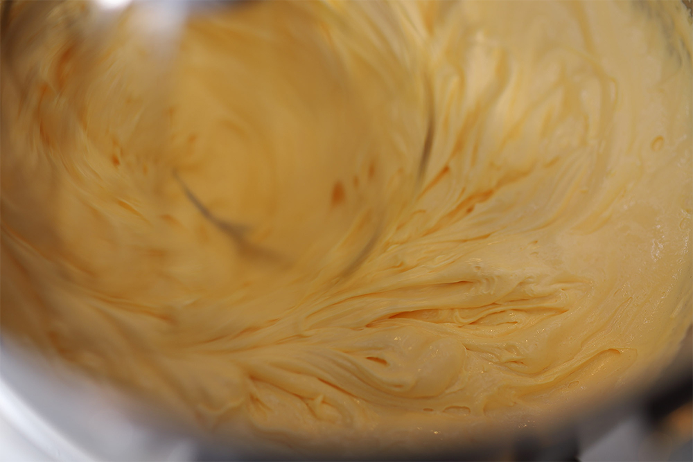 ボウルに卵黄とグラニュー糖を入れ、白くなるまでホイッパーまたはハンドミキサーで撹拌する。ふるったコーンスターチを加え、ざっくり混ぜる。 【３】沸いた牛乳に加えて、一気呵成に混ぜる