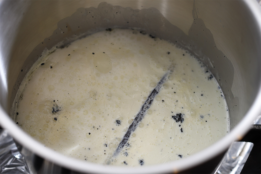 【３】沸いた牛乳に加えて、一気呵成に混ぜる