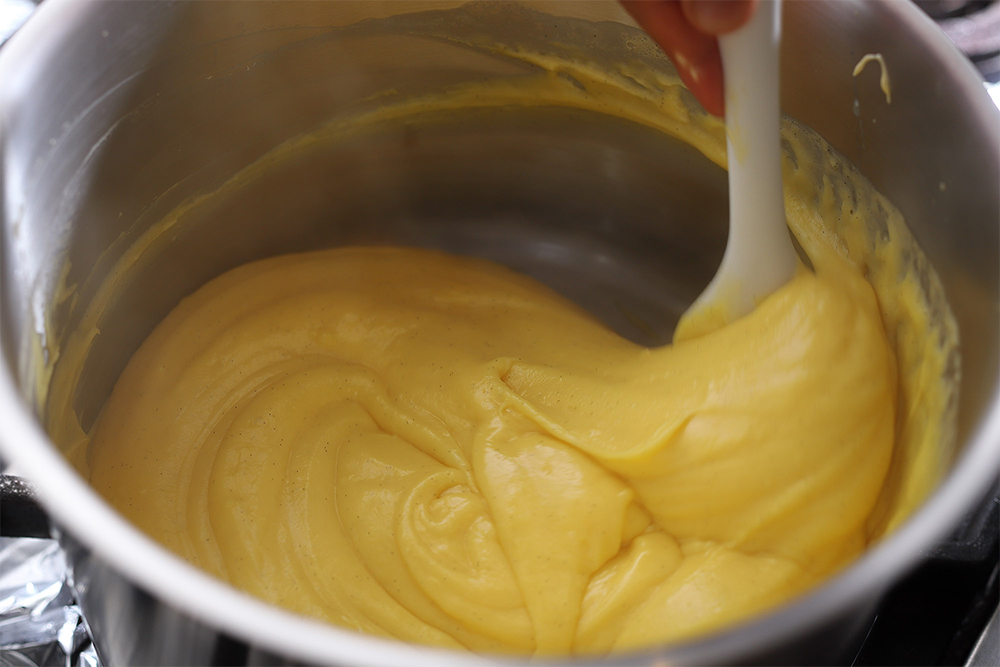 火が通ると一度硬くなるが、そこからさらにかき混ぜてやわらかさが戻るまで火を通す。