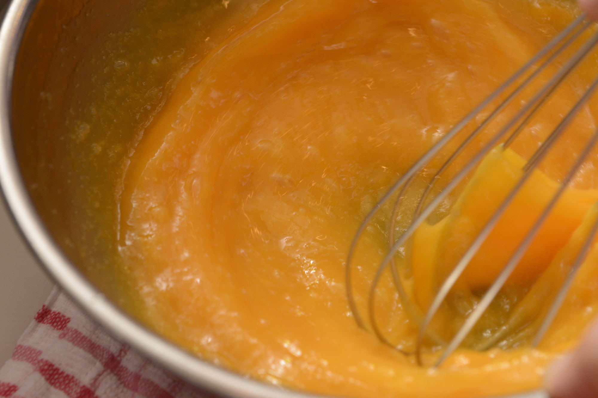 【１】プリン液を作る。ボウルにグラニュー糖80gと卵を割り入れ、泡立て器で空気を入れないよう切るように溶きほぐす。 POINT：泡立てない。「す」の原因になるので、そっと溶きほぐす。