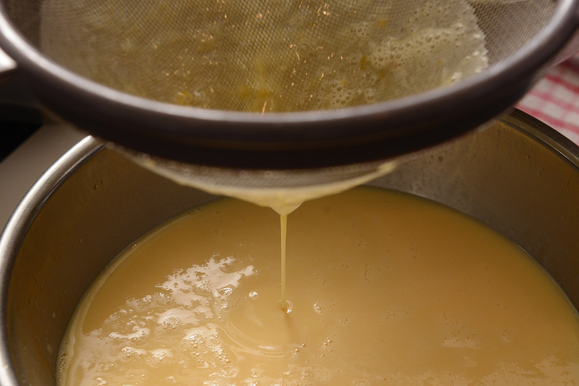 【３】シノワで２回漉して、滑らかにする。 POINT：目の細かいシノワで漉し、からざや混ざり切れない卵白、気泡を取り除き、つるんとした口当たりに。 口当たりに。