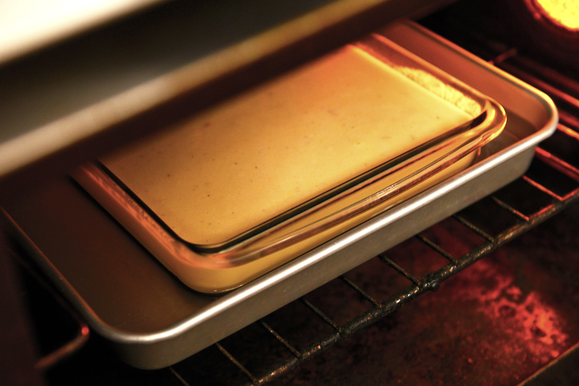 【10】150℃に予熱しておいたオーブンで25分湯せん焼きする。