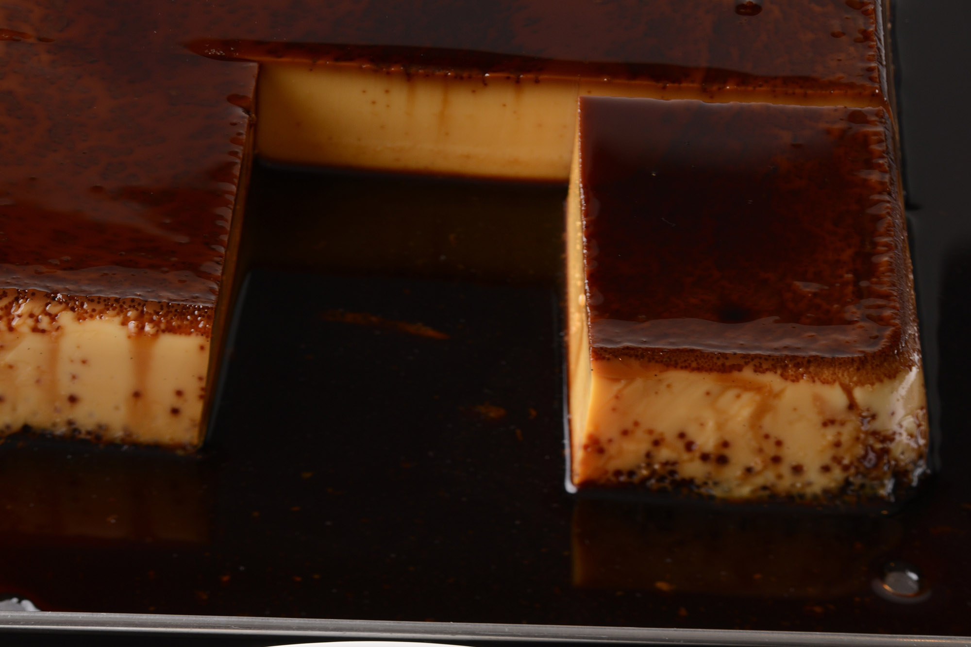 【12】完成。ビスポークでは、型から取り出したプリンをトランプ大の大きさに切り出して提供。 POINT：野々下さんは、この切り出しに「断面が美しくなるように」と研ぎ込まれた刺身包丁を使う。