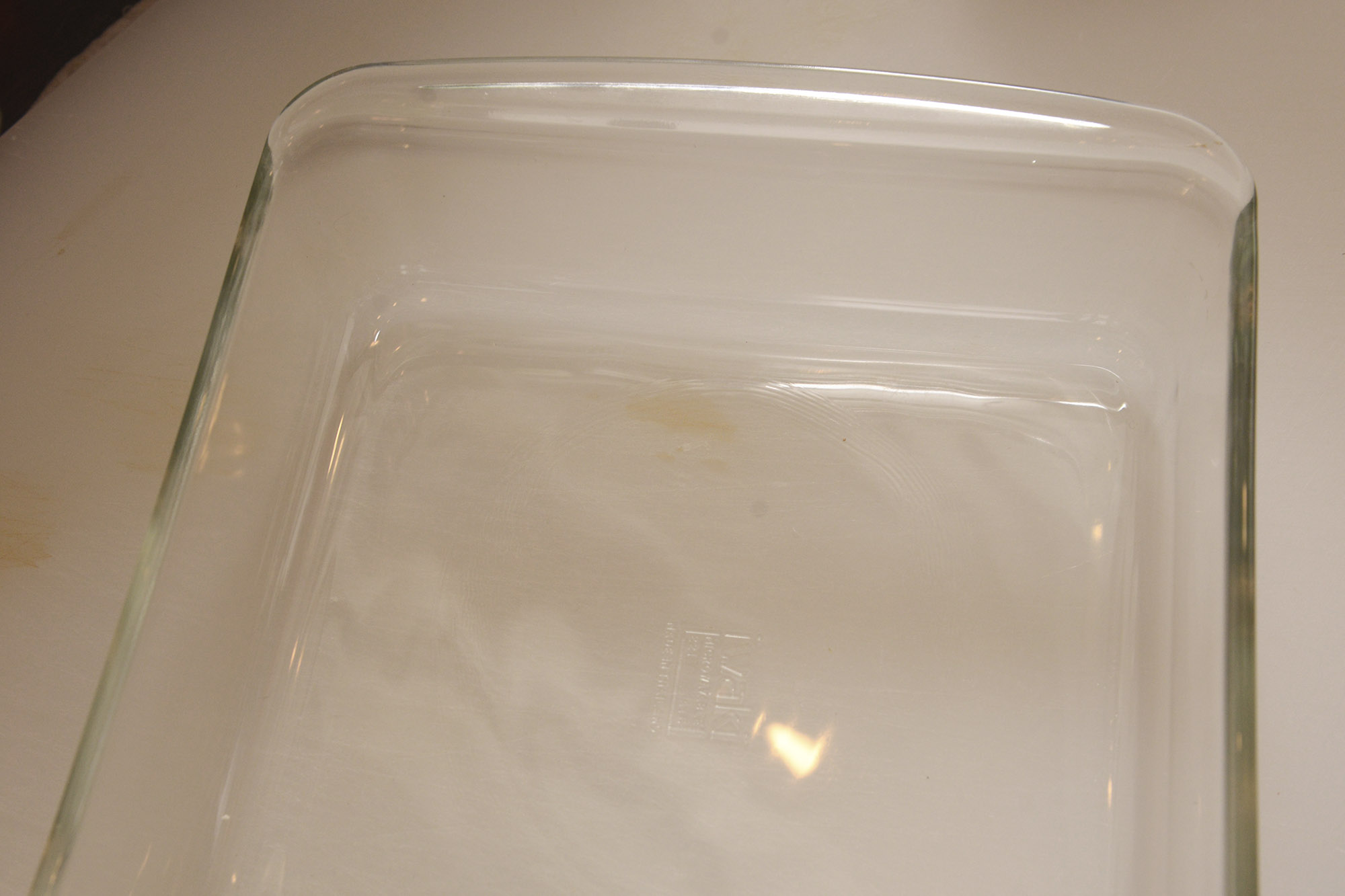 ●「18cm四方の耐熱ガラスの容器」×「150℃で25分」の法則 いろんな型で試し、オーブンの温度や焼き時間も様々な組み合わせを検証した結果、理想の食感になったのが、現在のこの組み合わせ。程よい硬さがありながら、つるんと喉越しのやさしいプリン。焼き型、オーブンの温度、焼き時間の組み合わせで食感は変わる。自分のキッチンで再現できる条件を見つけよう。