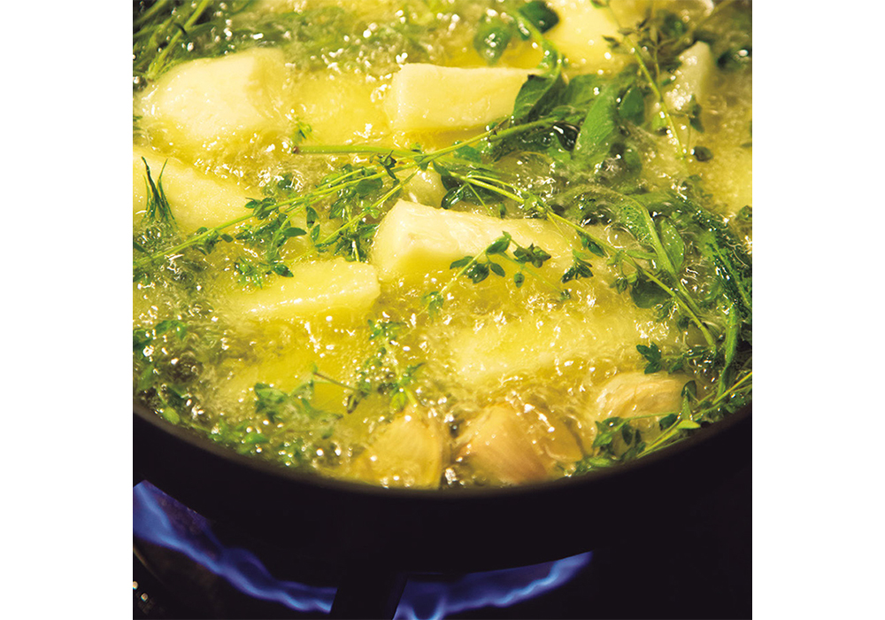 【４】時々火を止めて揚げる