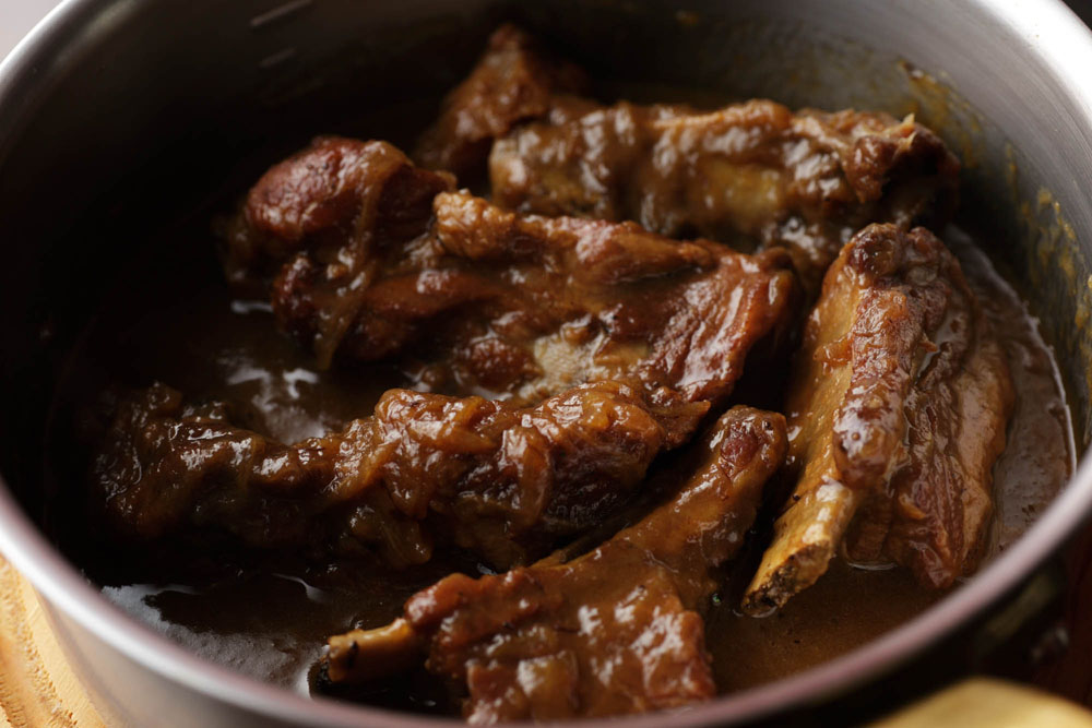 焦げる寸前まで焼くのがポイント。「スペアリブのビール煮込み」 スローレシピ09