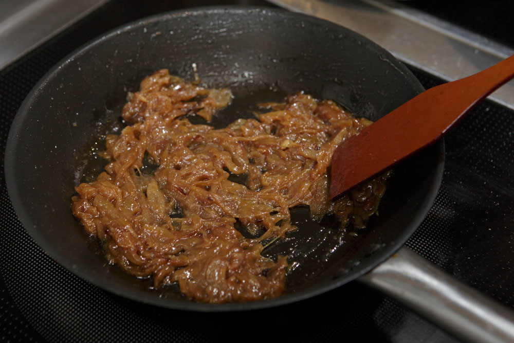 [１]タマネギを炒める