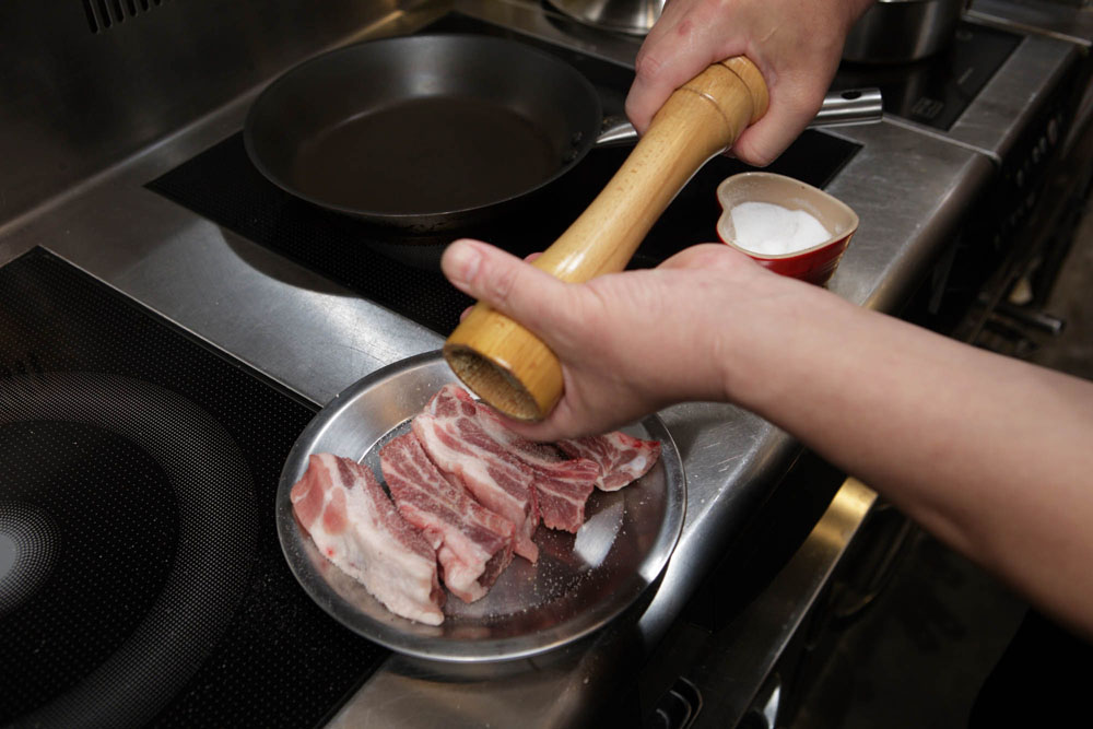 豚肉に下味を付ける