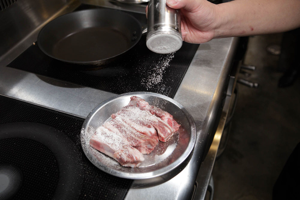 表面に小麦粉をはたいておく。こうすることで、香ばしい焦げ目が付き、煮汁にもとろみが出る。 [４]豚肉をしっかり焼く