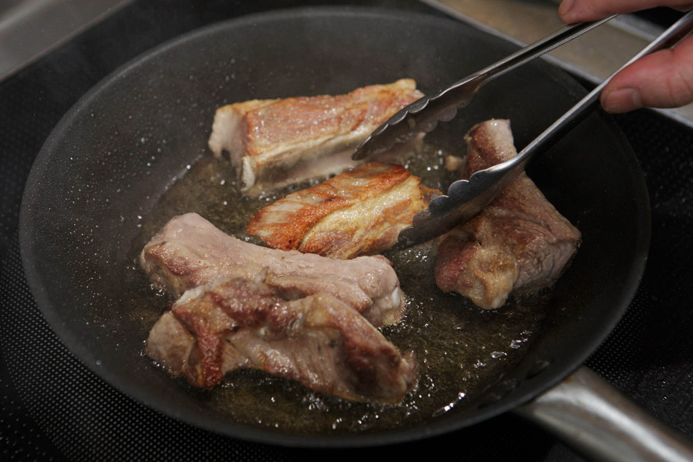 フライパンにオリーブ油を熱し、中火で３を全面焼き、表面に香ばしい焦げ目を付ける。 POINT：焼きつけた香味が味の土台になる [５]ビールを注ぎ、ひと煮立ち