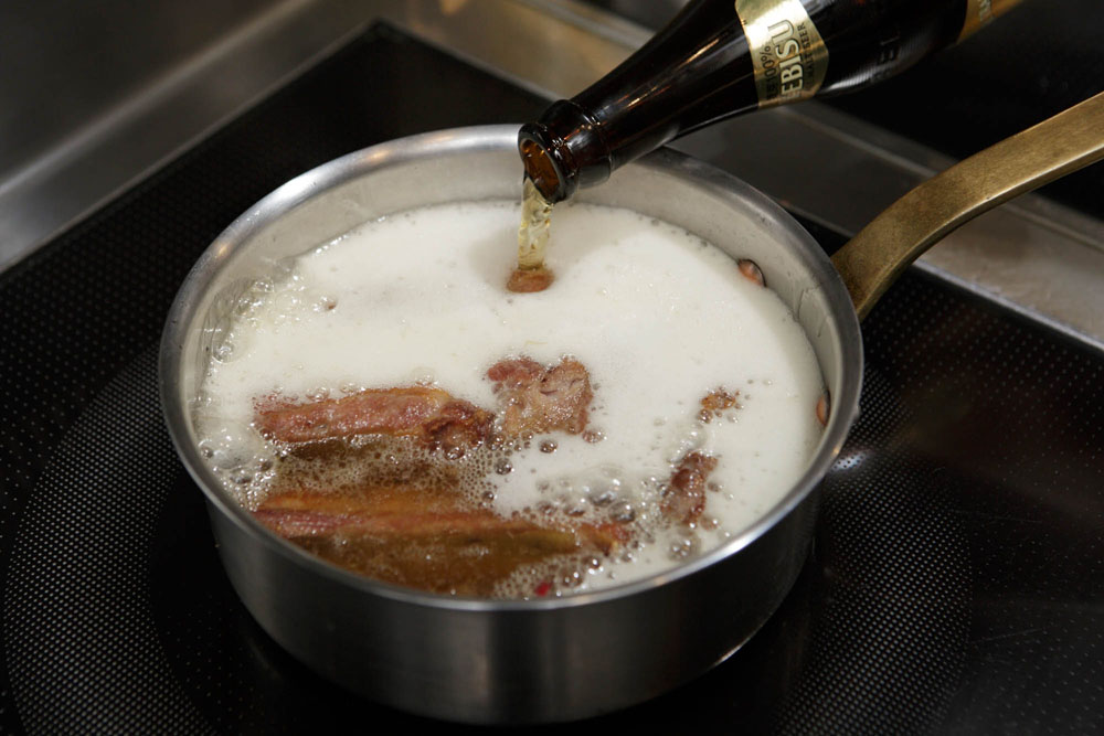 鍋に１と４、砂糖とビールを加え、ひと煮立ちさせる。ビールの泡が収まり、浮いてきた粗いアクをすくう。 [６]蓋をして煮込む