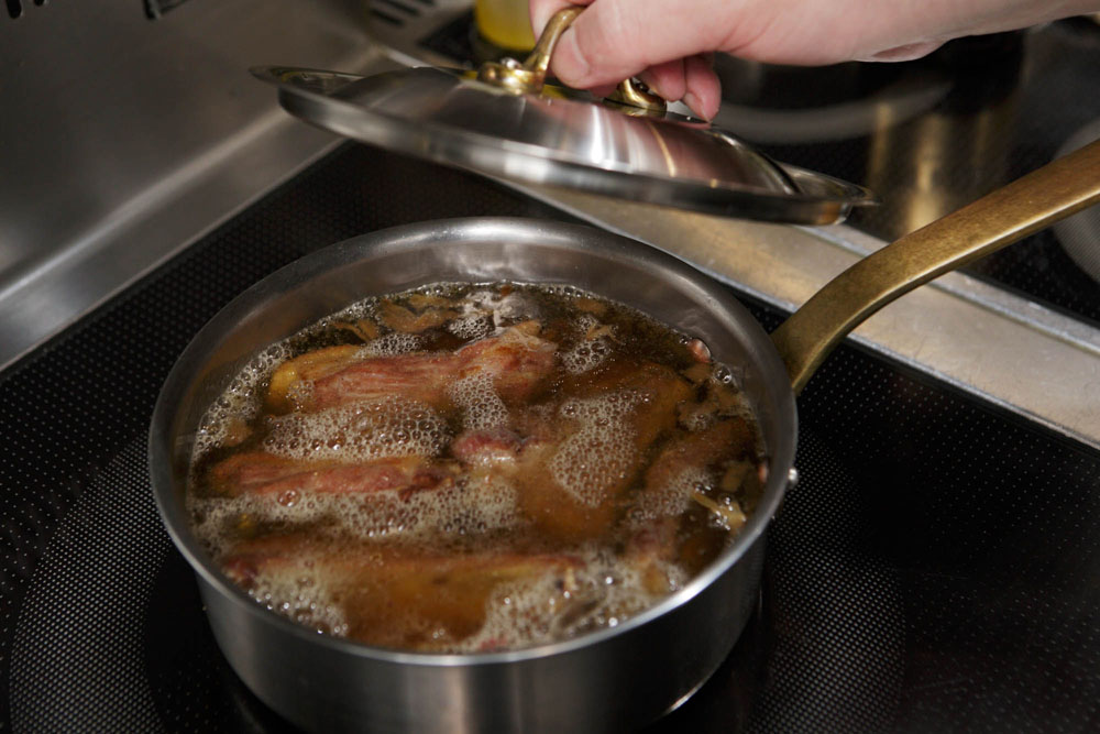 蓋をして２時間弱火で煮込む。時折確認し、水分が減りすぎていたら、肉全体が浸る程度の水を加える。 [７]一晩寝かせ、翌日温め直す