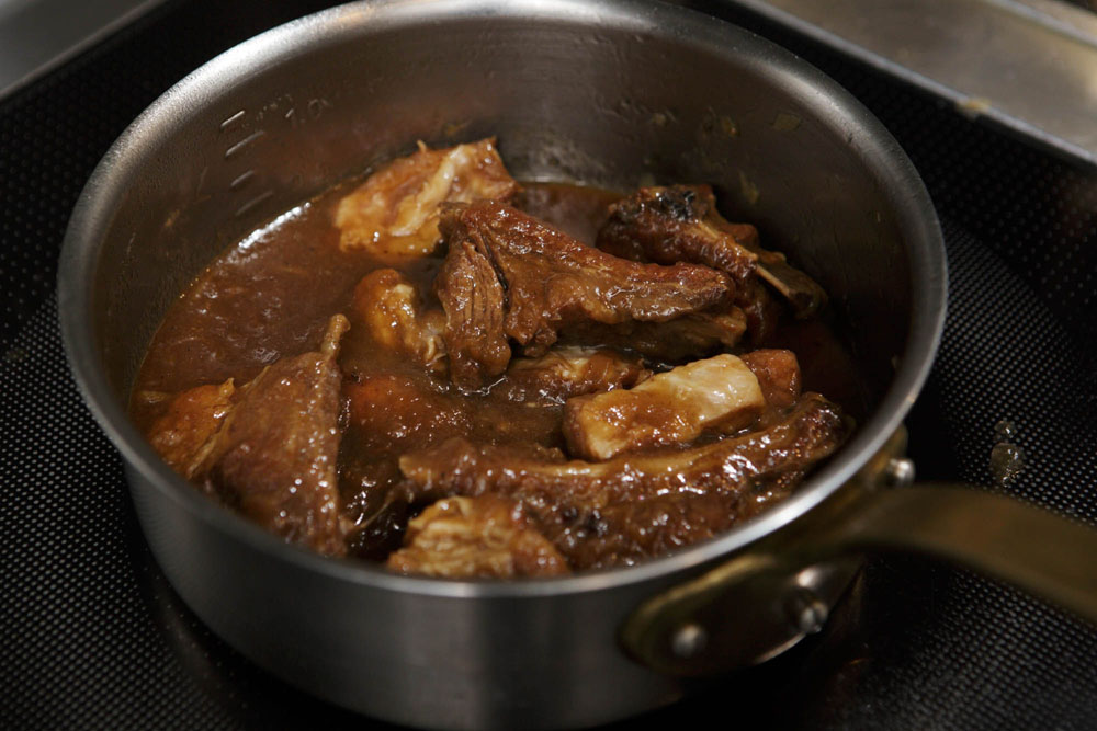 竹串が通れば火から下ろし、煮汁ごと冷蔵庫で一晩置く。翌日、中弱火で10分以上熱する。 [８]煮汁をバターでモンテする