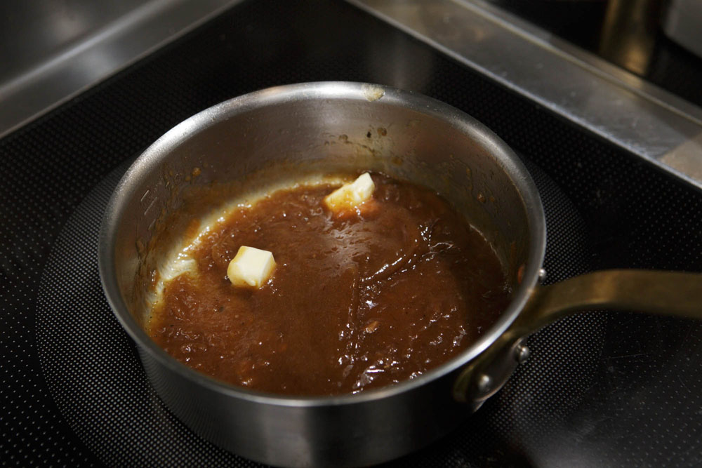 肉を取り出し、残った煮汁を半量になるまで煮詰め、バターでモンテする。 [９]肉を戻し、炊き合わせる