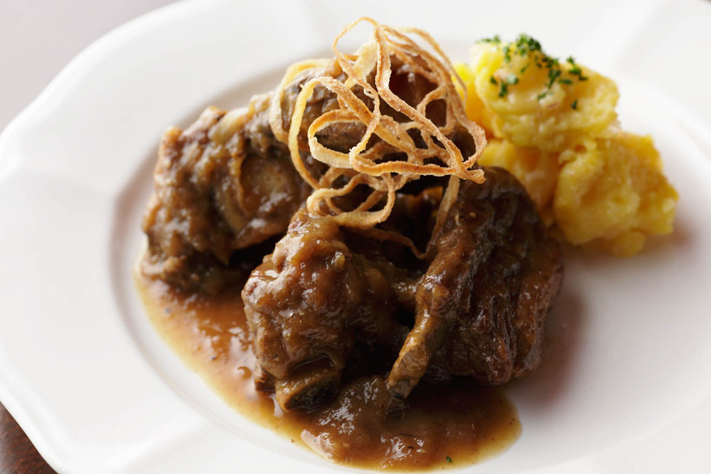深い甘味とコクをまとったスペアリブは、ナイフを入れればほろほろ。さっぱり酸味の効いたマッシュポテトを付け合わせに。 ◆煮込み時間:80分 ◆トータル料理時間:一晩と80分