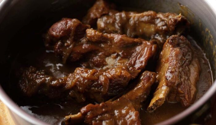 焦げる寸前まで焼くのがポイント。「スペアリブのビール煮込み」