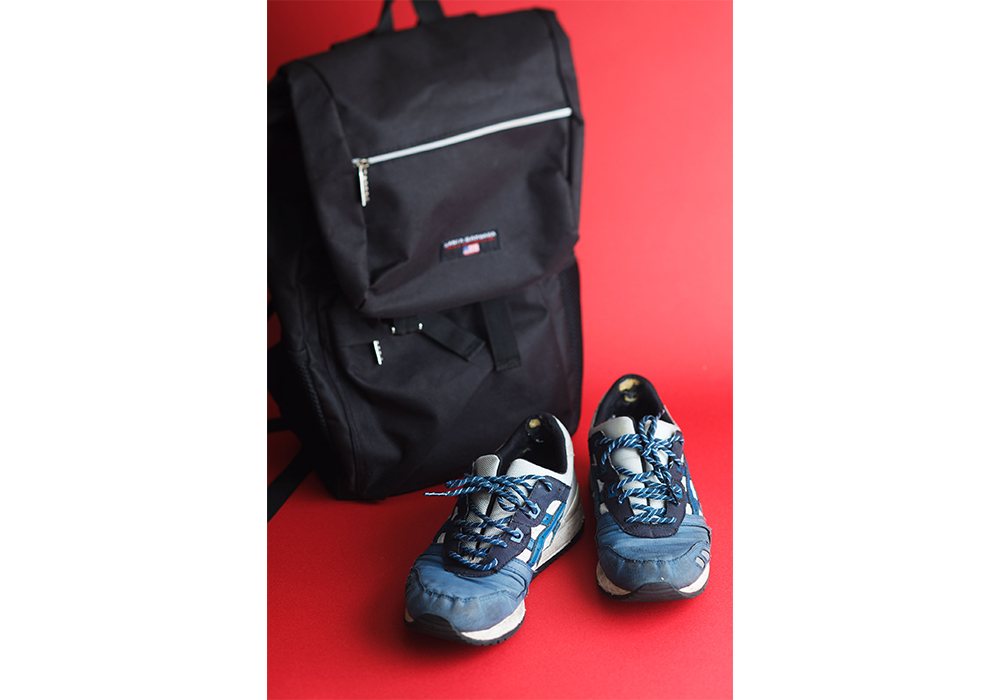 「中国に行くとともかく汚れる。というか、汚れるところしか行きません」。ゆえに、鞄もスニーカーも汚れてもいいものが基本。ブランドにこだわりはないが、両手が空くリュックは必須。これで何代目かになる。