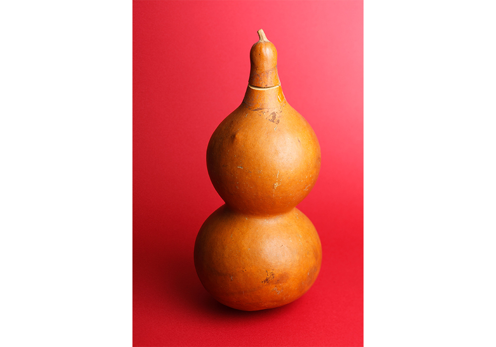 20代の時、中国で購入したひょうたんは旅の相棒。「これを持って酒造に行くと『それは何だ？』と必ず興味をもってもらえ、会話のきっかけができるんです」。イメージはジャッキー・チェンの名作『酔拳』だ。