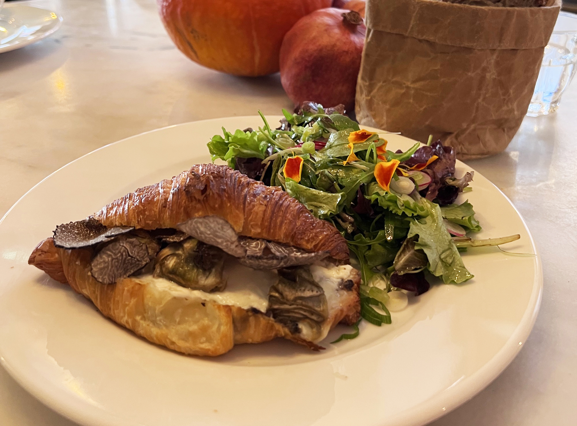 France [Paris] 朝食用のクロワッサンを1日中グルメに楽しむアップサイクル