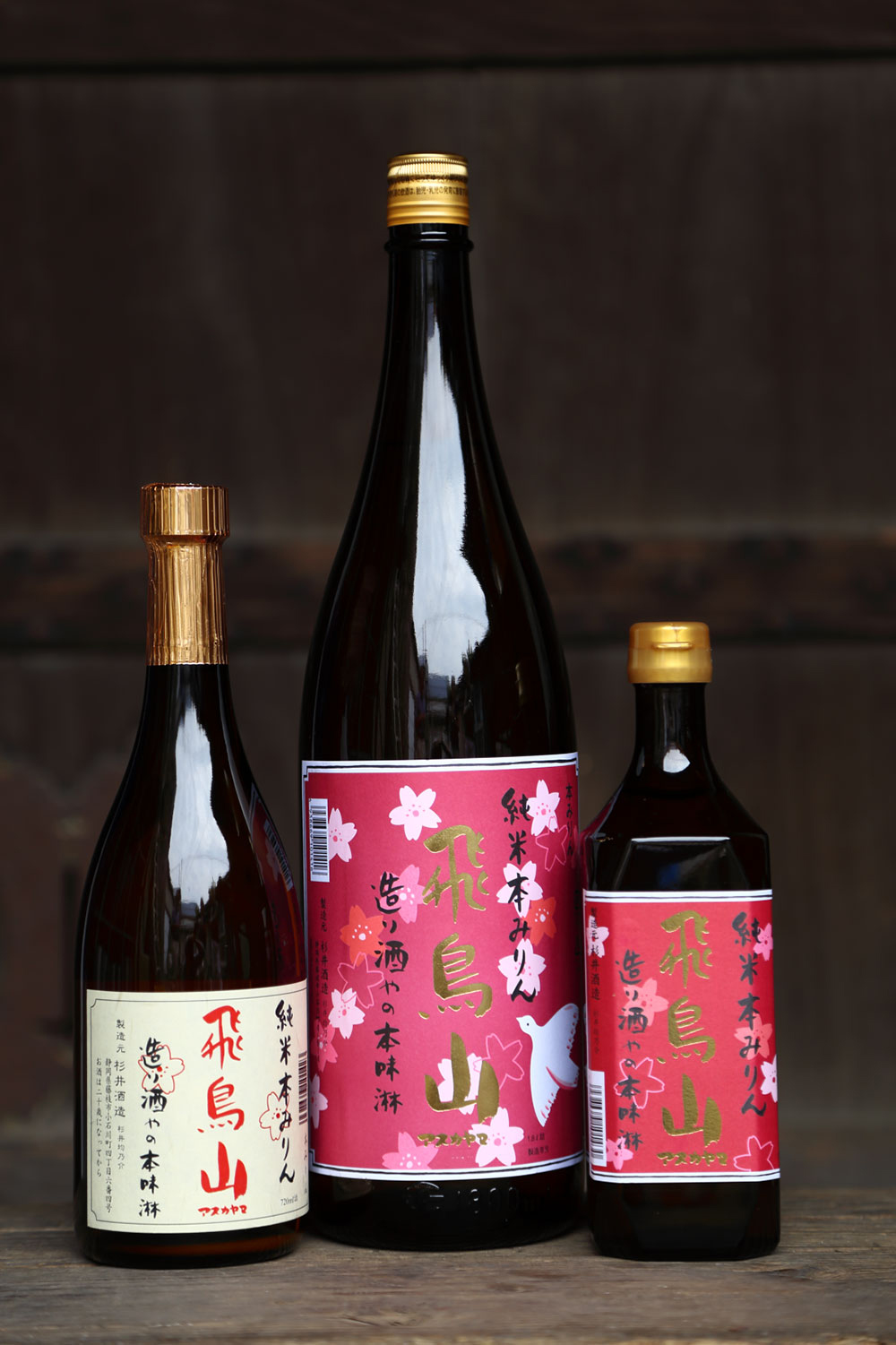 リキュールとして飲んだり、デザートにかけても楽しめる。無濾過、非加熱。左から、「飛鳥山」￥1,430/720ml、￥2,860 /1,800ml、￥1,100 /500ml（すべて税込）。有機原料で仕込んだPB商品も手がける。