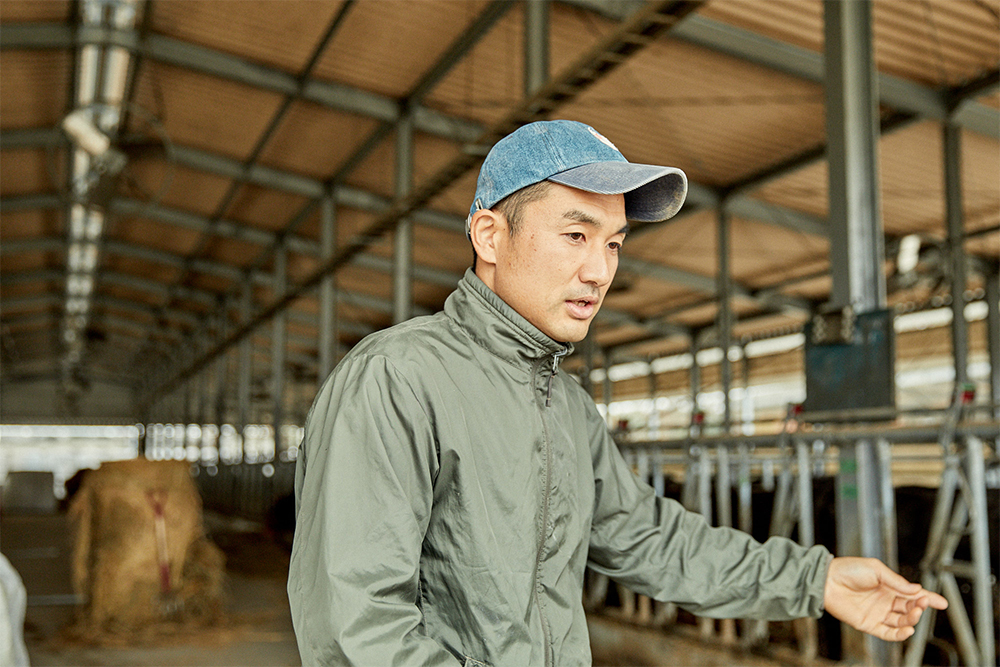 ２代目の佐藤治彦さん。将来は種雄牛を保有するブリーダーになるのが目標。