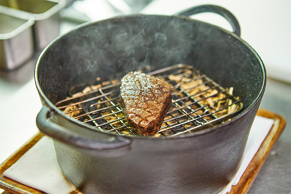 香りをつける藁は、無農薬栽培のものを取り寄せた。