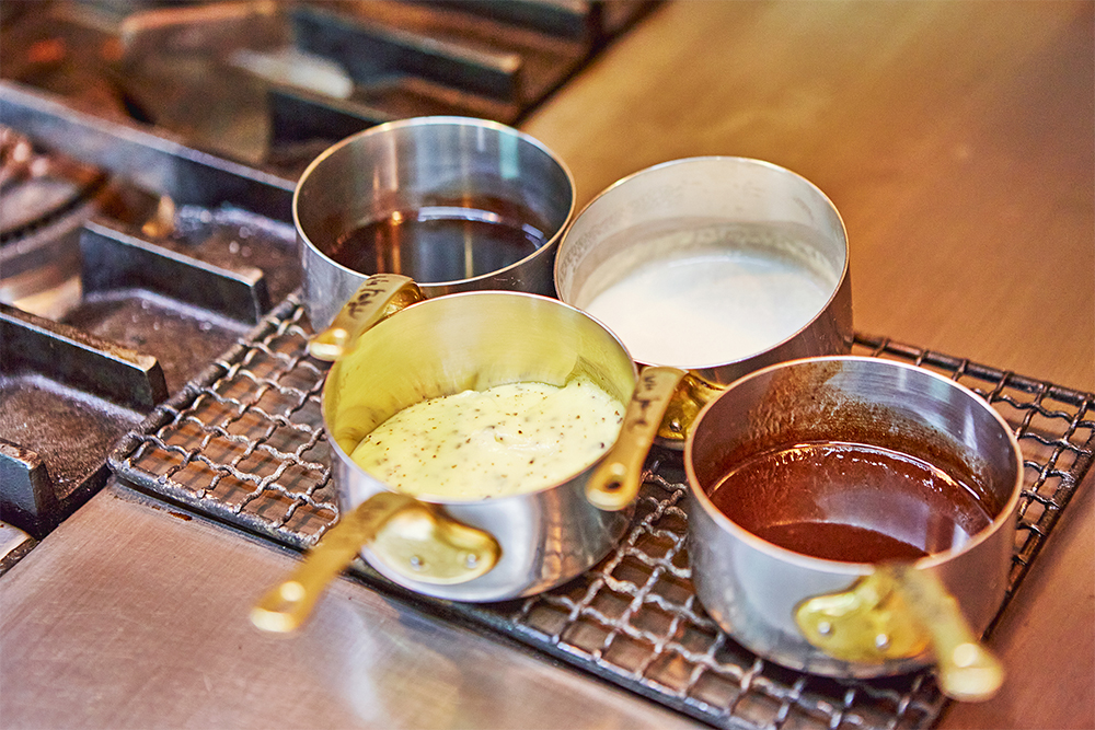 （上段左から時計回り）ボルドレーズソース、マッシュルームを合わせたヴァン・ジョーヌソース、ペリグーソース、ジャガイモのピュレ