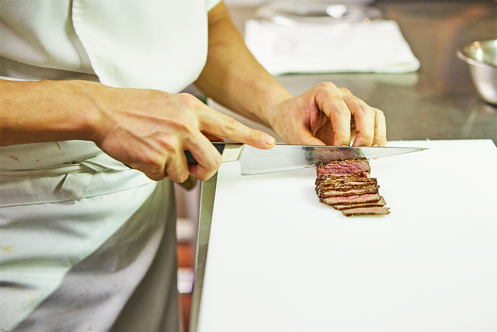 「すき焼きのように、肉を薄切りで食べる文化は日本ならでは。この発想をフレンチにも取り入れて親しみを持たせました」とシェフ。