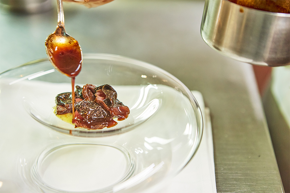 ３種のソースの膨らみのある味わいは、コースの３、４品目の前菜として、重心低めで、メインへの期待値を上げるフックとなる。
