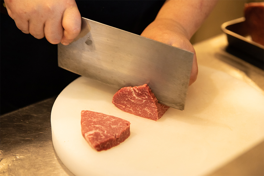 ランプ肉は１cmの角切りに。「常陸牛はサシの入り方が均一なのがいいですね」