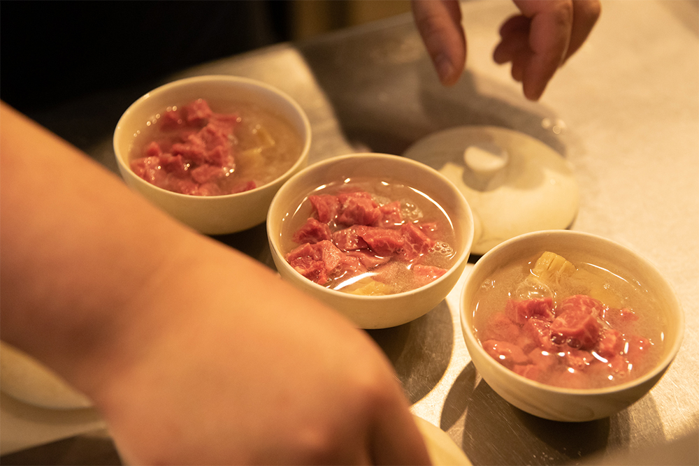 肉の味がしっかり感じられるよう、塩は蒸した後に加える。