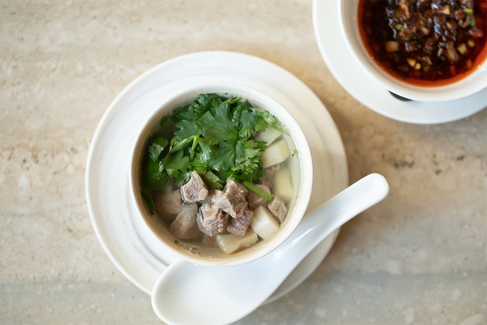 「常陸牛ランプの蒸しスープ」。コースの点心の後に登場予定。