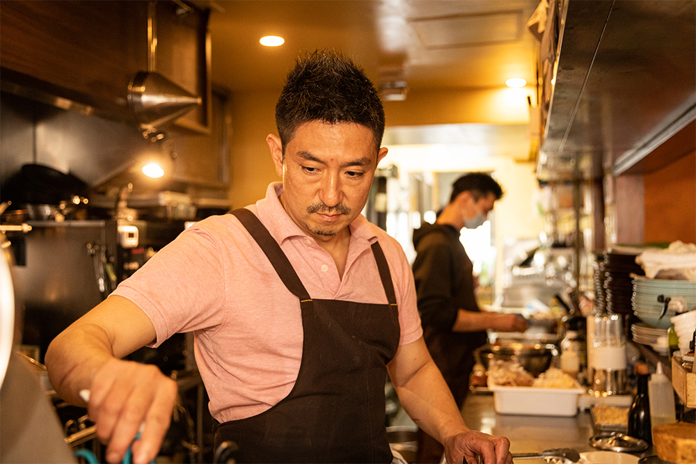 稀少部位を塊で。稲藁の香りと西洋ワサビで味の輪郭を作る ／「ビストロ・シンバ」菊地佑自シェフの伝え方