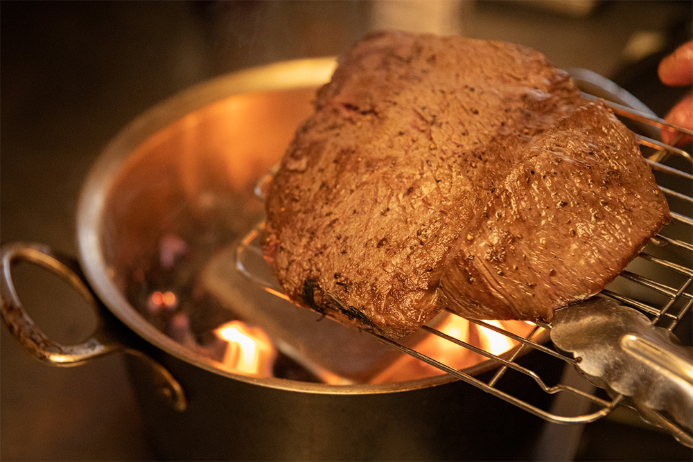 鍋に稲藁を敷き、逆さにしたバットを台に。