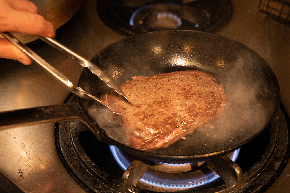 燻香をつけた後、さらに火で焼く。