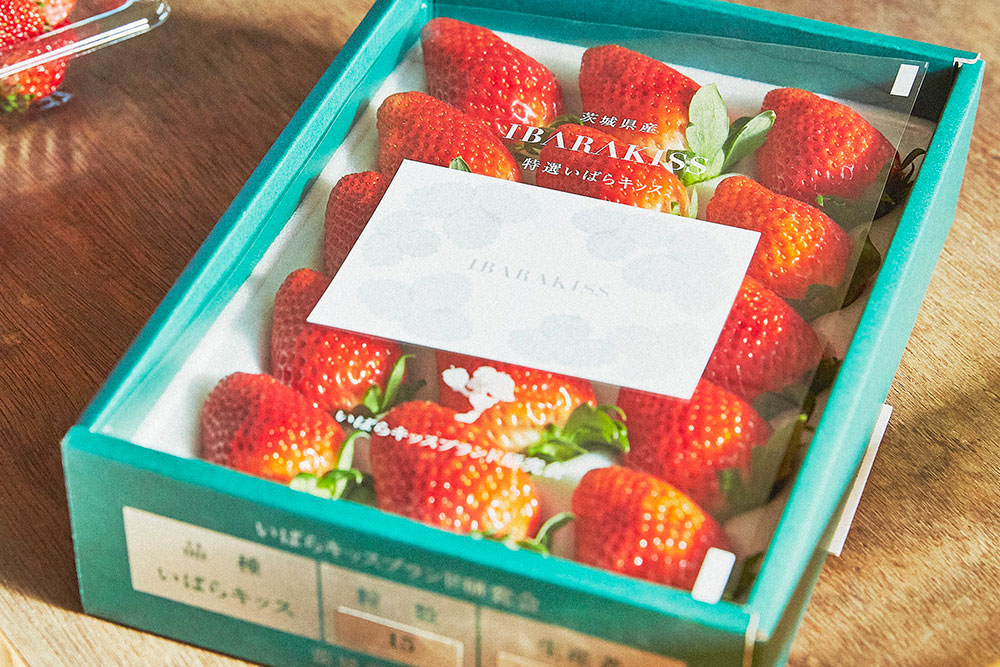 大きくて美しい実だけを詰め合わせた「特選いばらキッス」は、贈答用にもふさわしい。